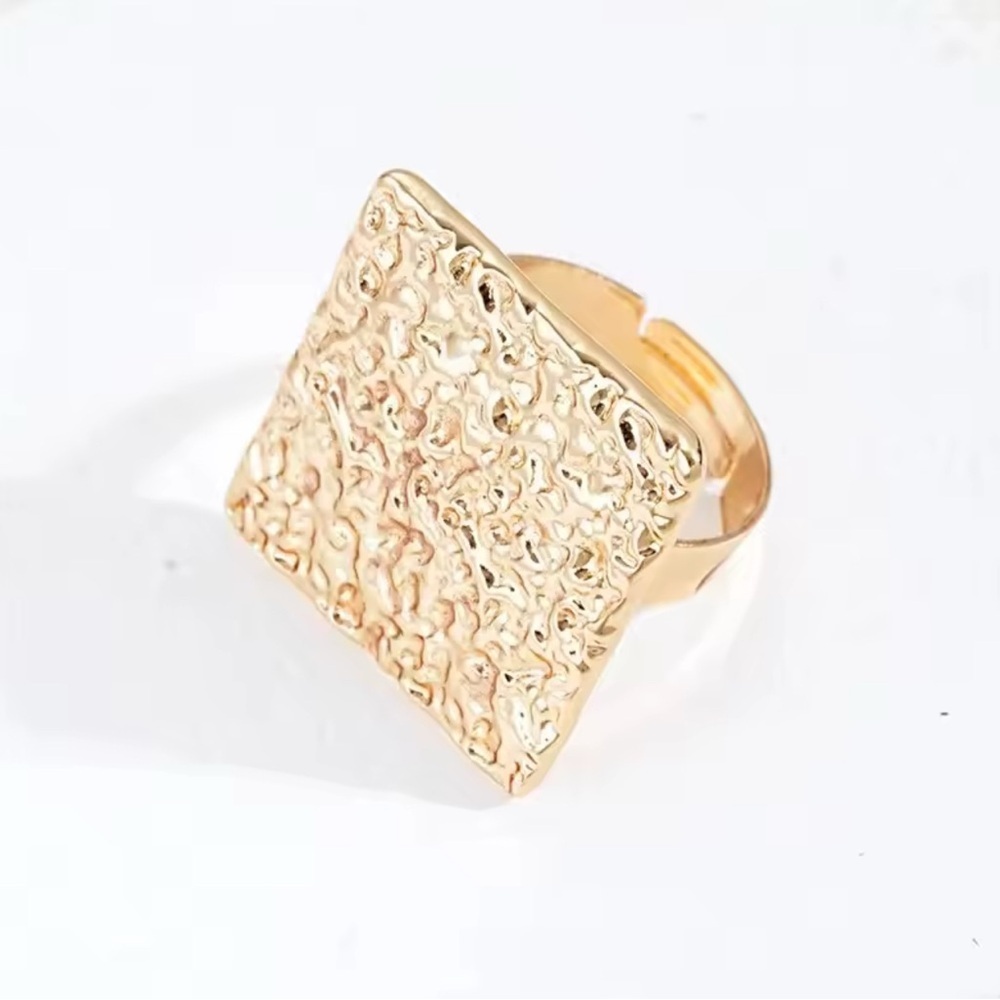 ⚜️ Gold Textured Ring